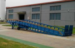 移動(dòng)式(shi)叉車(che)登車(che)橋
